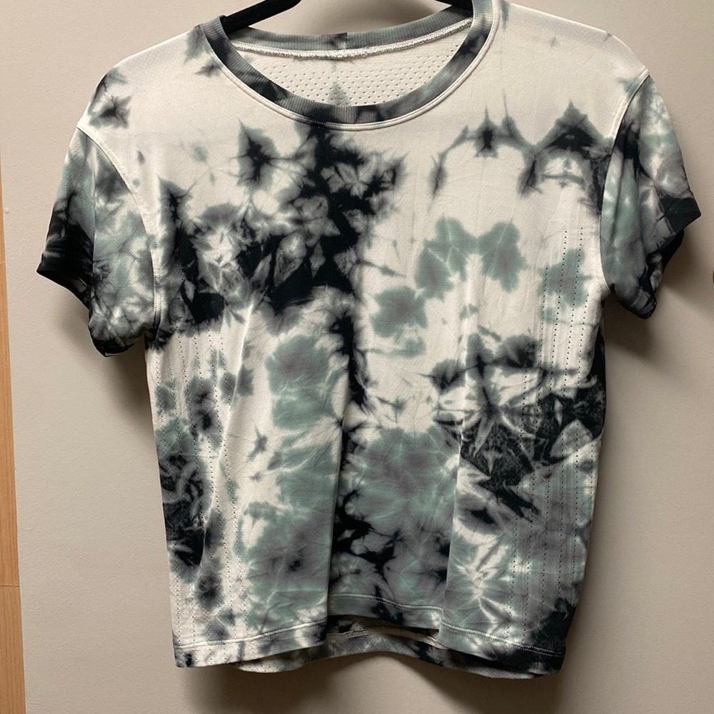Lululemon cropped tshirt